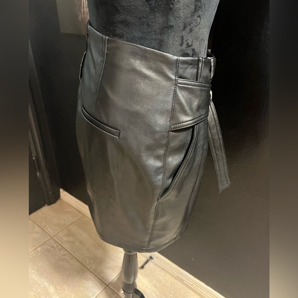 🖤🖤EXPRESS FAUX LEATHER BELTED SKIRT🖤SZ S🖤NWT - Picture 11 of 16